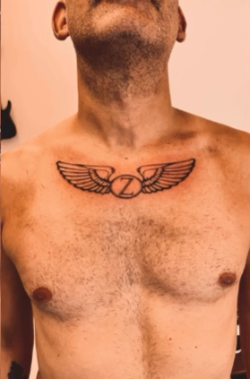 Tatouage ailes et cœur — poitrine — Blackthorn Tattoo Campos Majorque