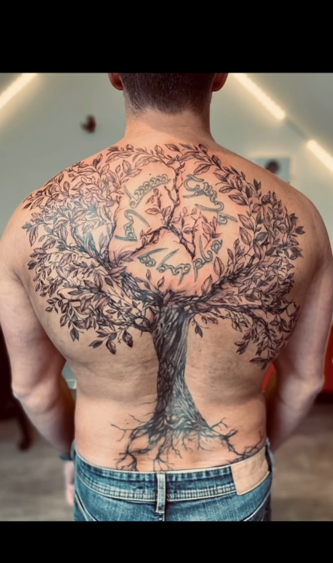 Tatouage arbre — dos complet — Blackthorn Tattoo Campos Majorque