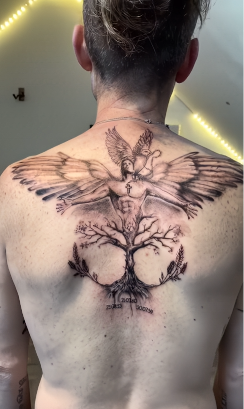 Tatouage arbre de vie avec aigle — dos complet — Blackthorn Tattoo Campos Majorque