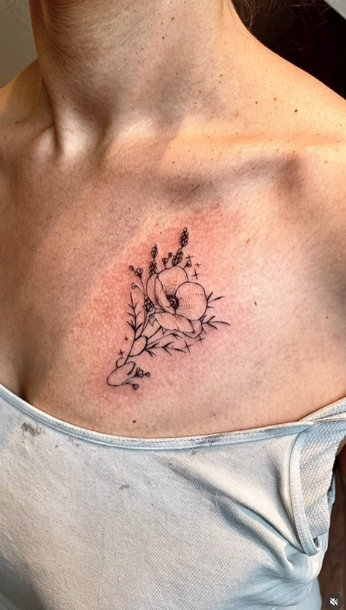 Tatouage botanique fine line — poitrine — Blackthorn Tattoo Campos Majorque