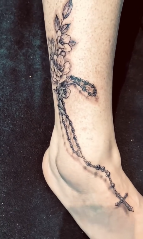 Tatouage chapelet et fleurs — cheville — Blackthorn Tattoo Campos Majorque