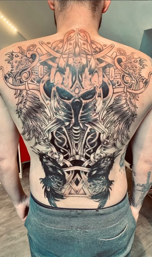 Tatouage dos complet — mythologie viking — Blackthorn Tattoo Campos Majorque