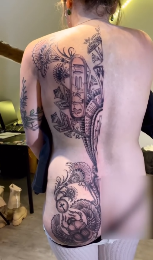 Tatouage dos — phare et architecture — Blackthorn Tattoo Campos Majorque