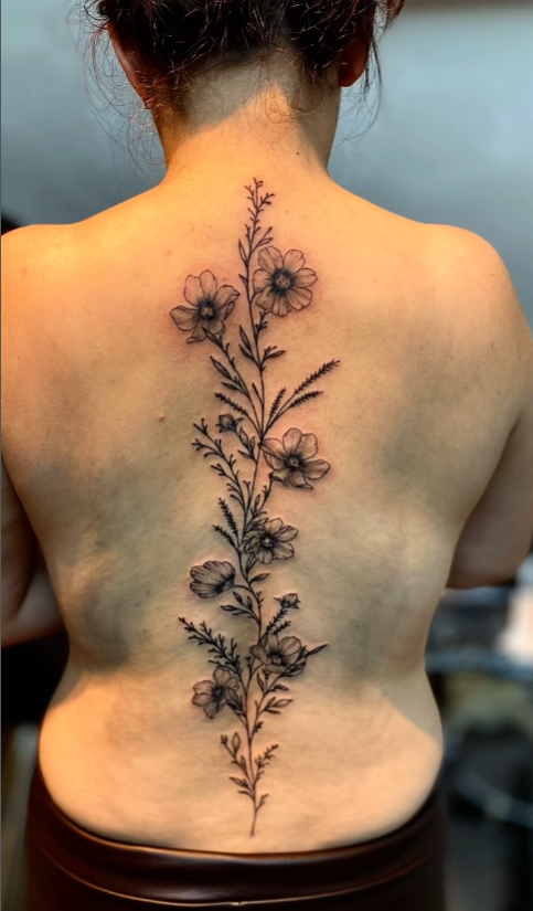 Tatouage floral — colonne vertébrale — Blackthorn Tattoo Campos Majorque