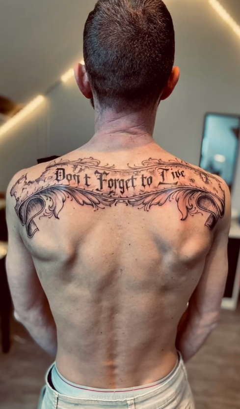 Tatouage lettrage — dos et épaules — Blackthorn Tattoo Campos Majorque