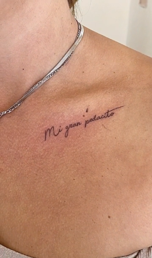 Tatouage lettrage script — clavicule — Blackthorn Tattoo Campos Majorque