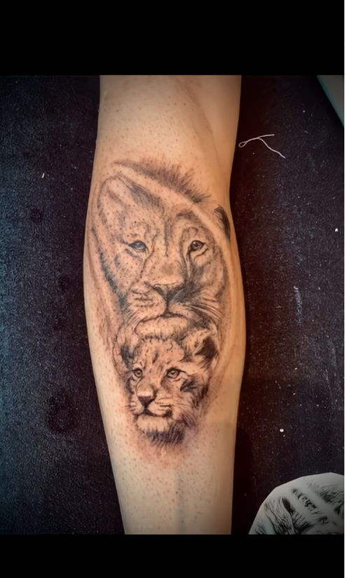 Tatouage lion et lionceau réaliste — mollet — Blackthorn Tattoo Campos Majorque