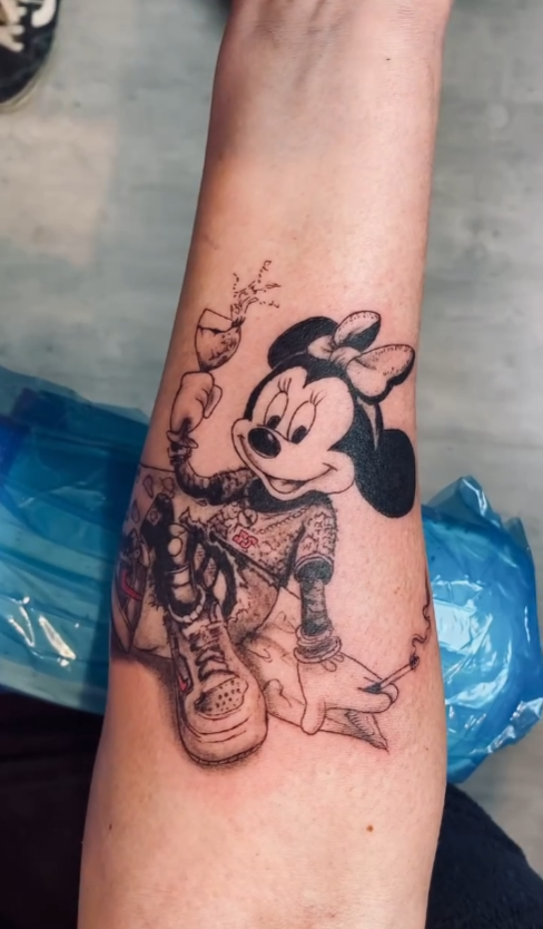 Tatouage Mickey Mouse — avant-bras — Blackthorn Tattoo Campos Majorque