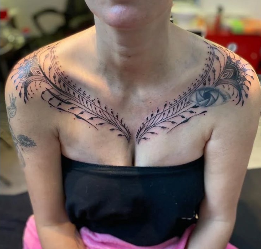 Tatouage ornemental clavicule et épaules — Blackthorn Tattoo Campos Majorque