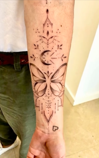 Tatouage papillon géométrique et lune — Blackthorn Tattoo Campos Majorque