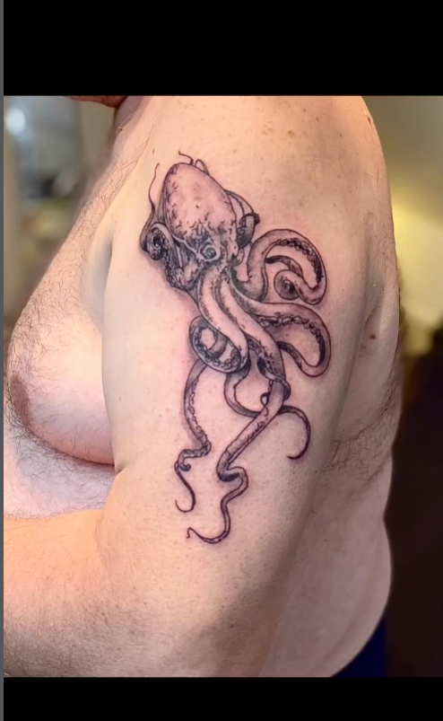 Tatouage pieuvre — épaule — Blackthorn Tattoo Campos Majorque