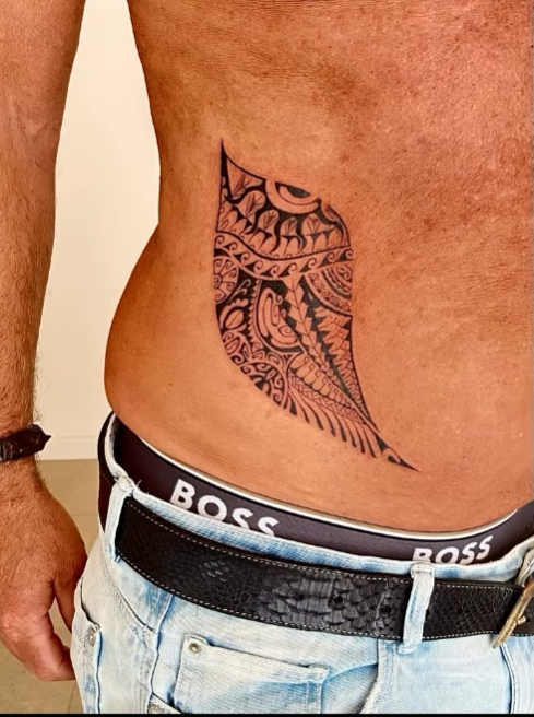 Tatouage polynésien tribal — côtes — Blackthorn Tattoo Campos Majorque