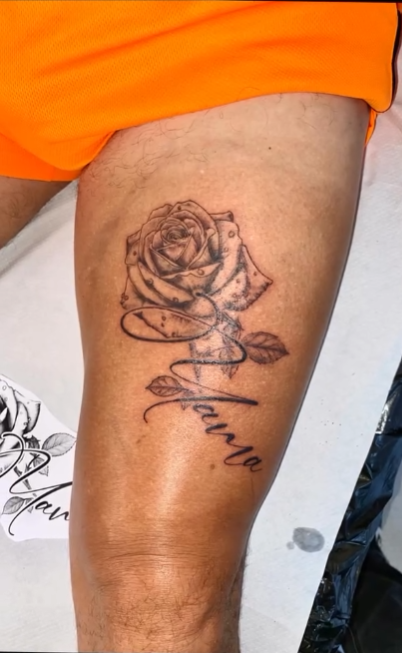 Tatouage rose et poignard — cuisse — Blackthorn Tattoo Campos Majorque