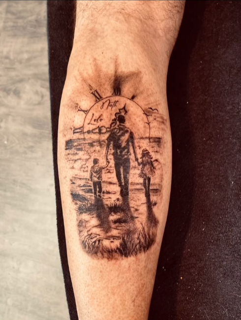 Tatouage silhouette paysage — jambe — Blackthorn Tattoo Campos Majorque