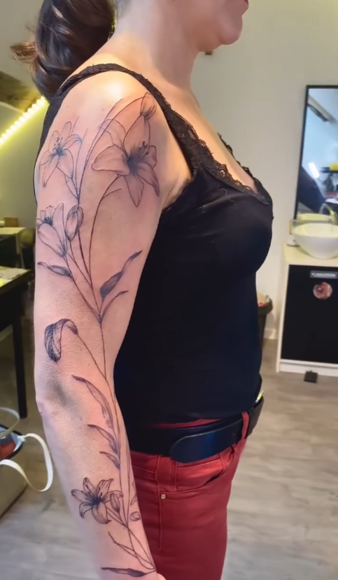 Tatouage sleeve floral — bras — Blackthorn Tattoo Campos Majorque