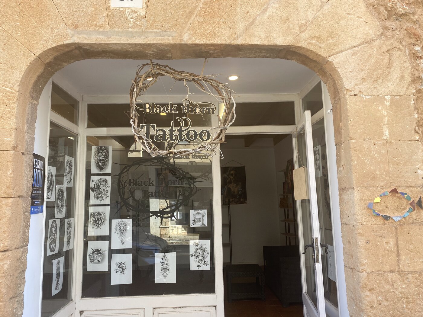 Entrée du studio Blackthorn Tattoo Campos